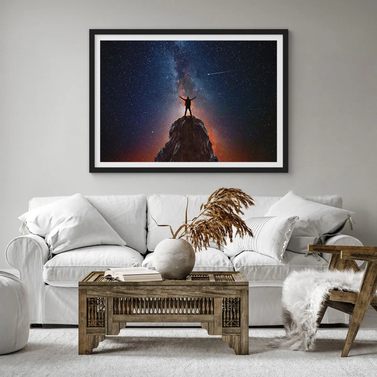 Poster in einem schwarzem Rahmen - Eine Figur auf einem Berggipfel unter einem Sternenhimmel - 70x50cm - Die Macht ist mit mir! - Moderne Wanddekoration für Wohnzimmer und Schlafzimmer ARTTOR