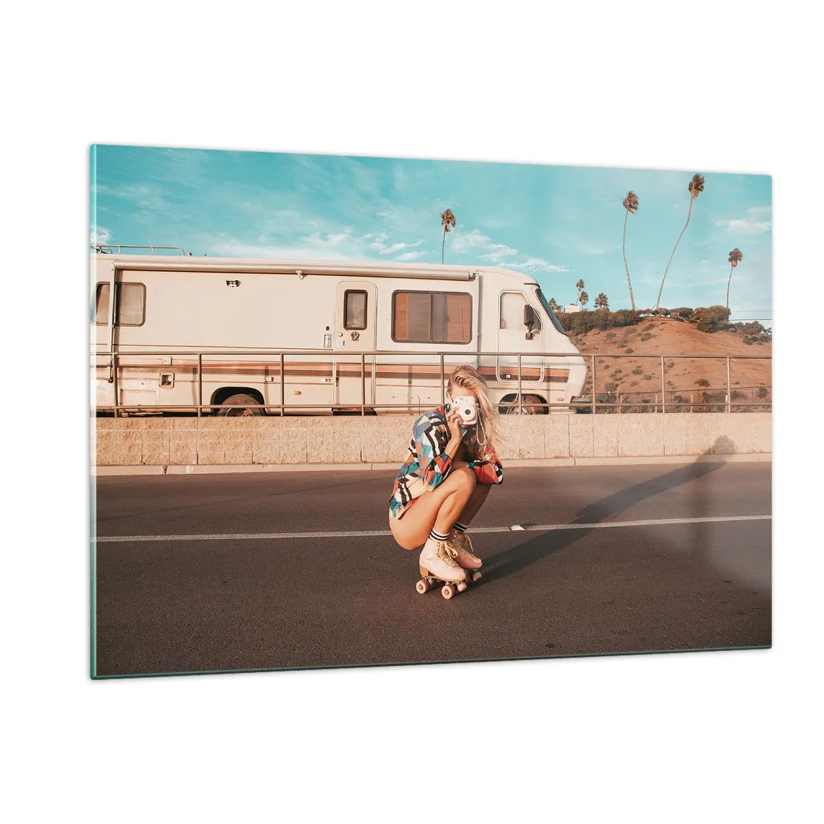 Glasbild - Bild auf glas - Ein Mädchen auf Rollschuhen macht Fotos in der kalifornischen Sonne. - 120x80cm - Lächel bitte! - Moderne Wanddekoration für Wohnzimmer und Schlafzimmer ARTTOR