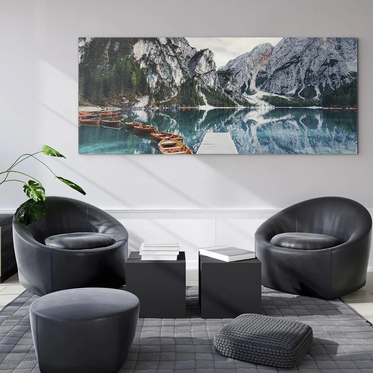 Glasbild - Bild auf glas - Ein See mit Booten, umgeben von Bergen - 140x50cm - Wir zeigen Ihnen Schönheit - Moderne Wanddekoration für Wohnzimmer und Schlafzimmer ARTTOR