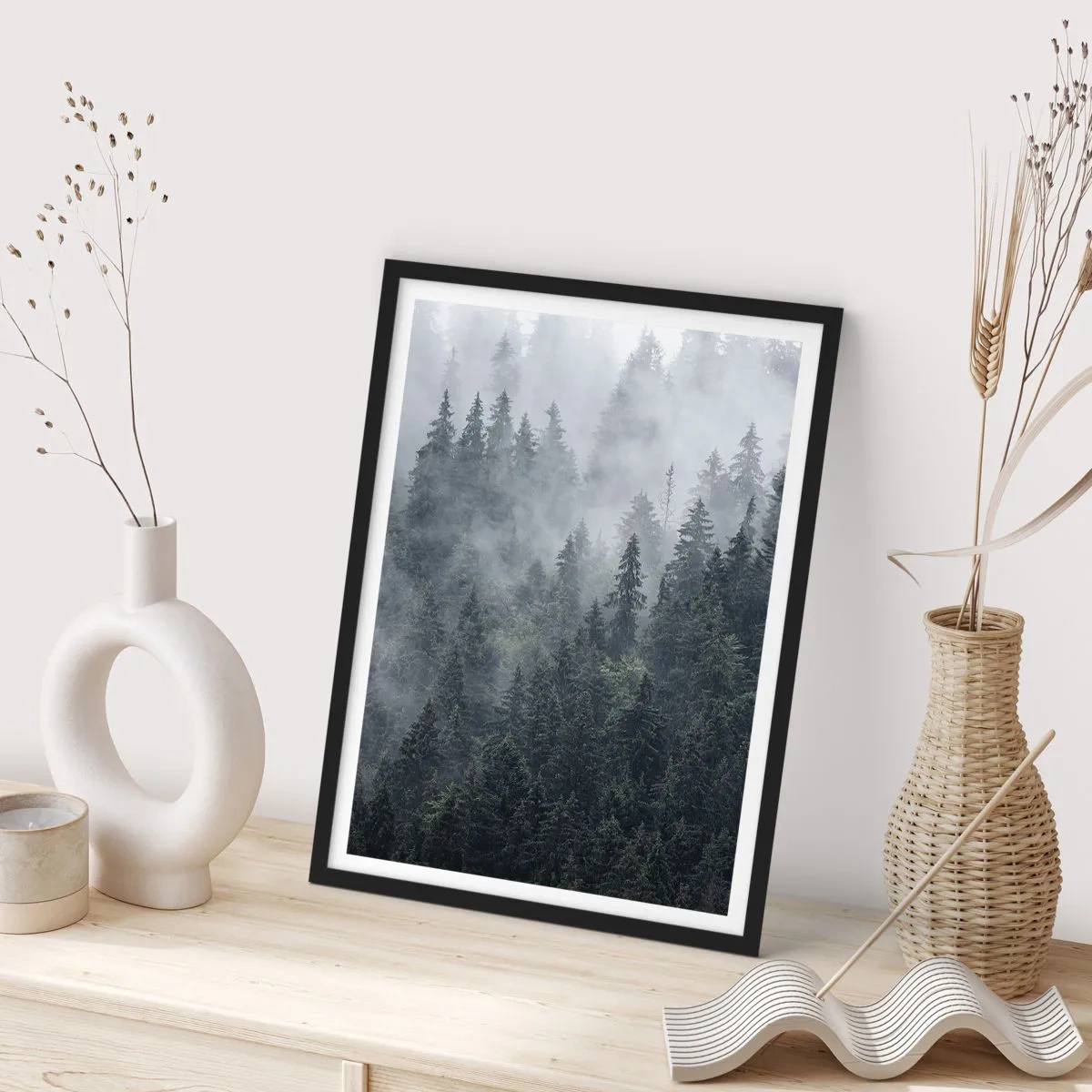 Poster in einem schwarzem Rahmen - Ein nebliger Wald mit hohen Nadelbäumen - 50x70cm - Walddämmerung - Moderne Wanddekoration für Wohnzimmer und Schlafzimmer ARTTOR