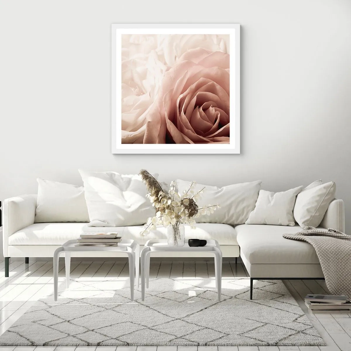 Poster in einem weißen Rahmen - Im Herzen der Rose - 60x60 cm