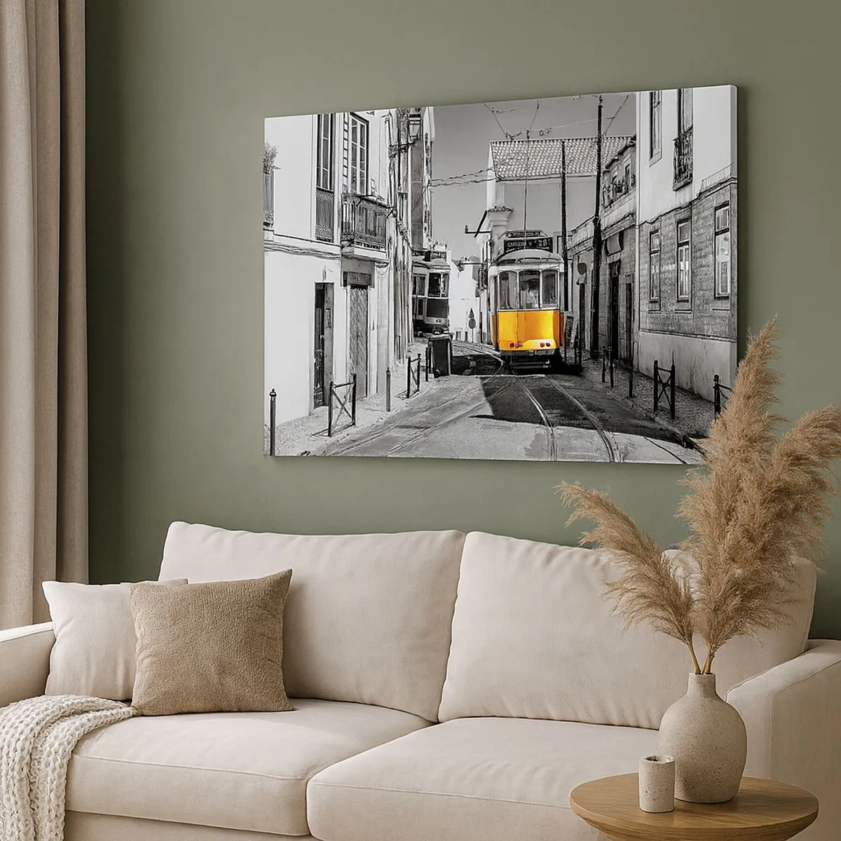 Bild auf Leinwand - Leinwandbild - Eine gelbe Straßenbahn auf den Straßen von Lissabon in einer monochromen Umgebung - 70x50cm - Der Geist von Lissabon - Moderne Wanddekoration für Wohnzimmer und Schlafzimmer ARTTOR