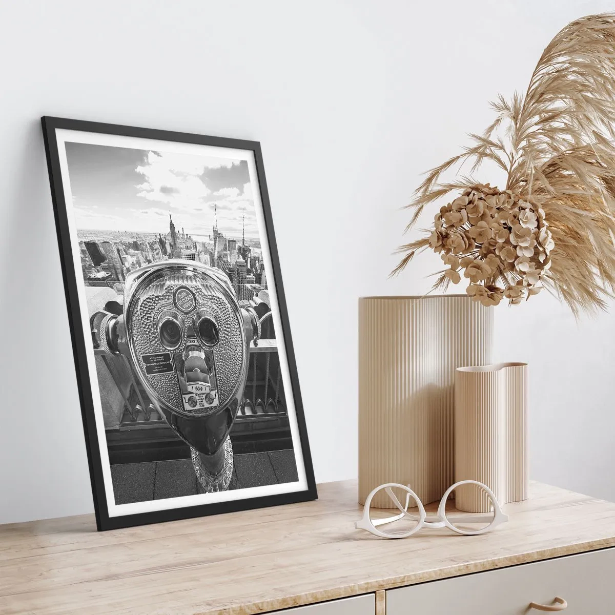 Poster in einem schwarzem Rahmen - Stadt über den Städten - 70x100 cm