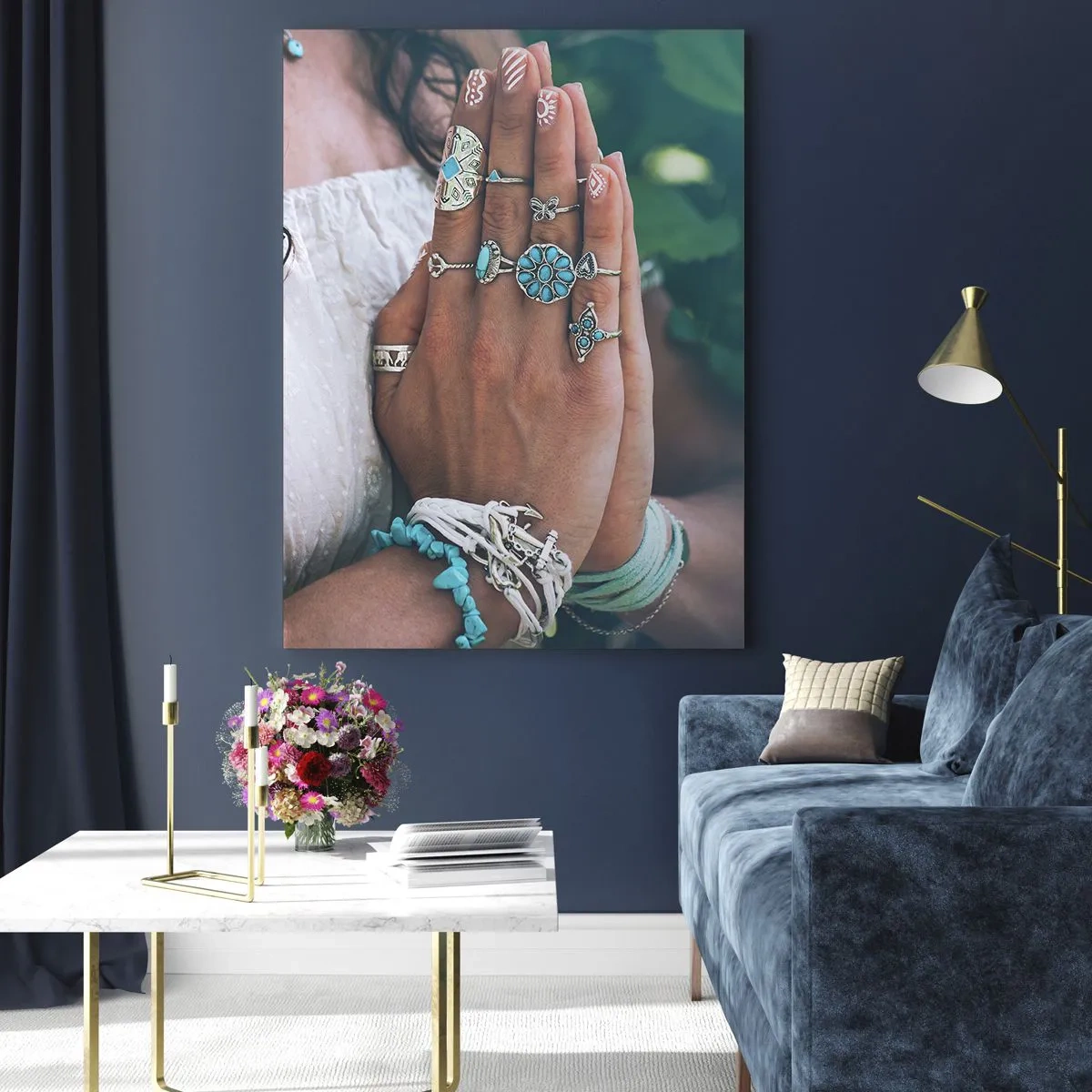 Glasbild - Bild auf glas - Mit Boho-Schmuck verzierte Hände - 70x100cm - Willkommen im Zentrum des Seins - Moderne Wanddekoration für Wohnzimmer und Schlafzimmer ARTTOR