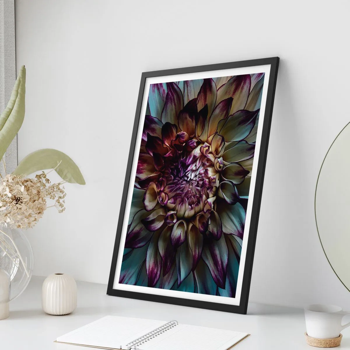 Poster in einem schwarzem Rahmen - Makrofotografie von dunklen Dahlien in Lila- und Goldtönen - 50x70cm - Die Blütezeit der Jugend - Moderne Wanddekoration für Wohnzimmer und Schlafzimmer ARTTOR