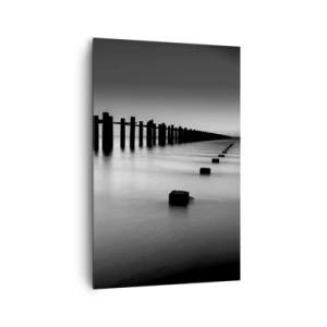 Bild auf Leinwand - Leinwandbild - Im Wasser versunkene Holzpfähle und Betonblöcke in Schwarz-Weiß-Tönen - 80x120cm - Graue Distanz im Nebel - Moderne Wanddekoration für Wohnzimmer und Schlafzimmer ARTTOR