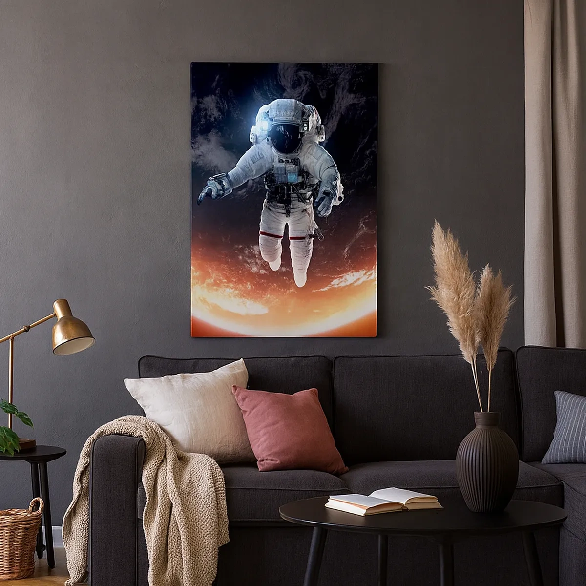 Bild auf Leinwand - Leinwandbild - Ein Astronaut schwebt über einer sonnenbeschienenen Erde - 50x70cm - Kann ich noch eine Weile bleiben? - Moderne Wanddekoration für Wohnzimmer und Schlafzimmer ARTTOR