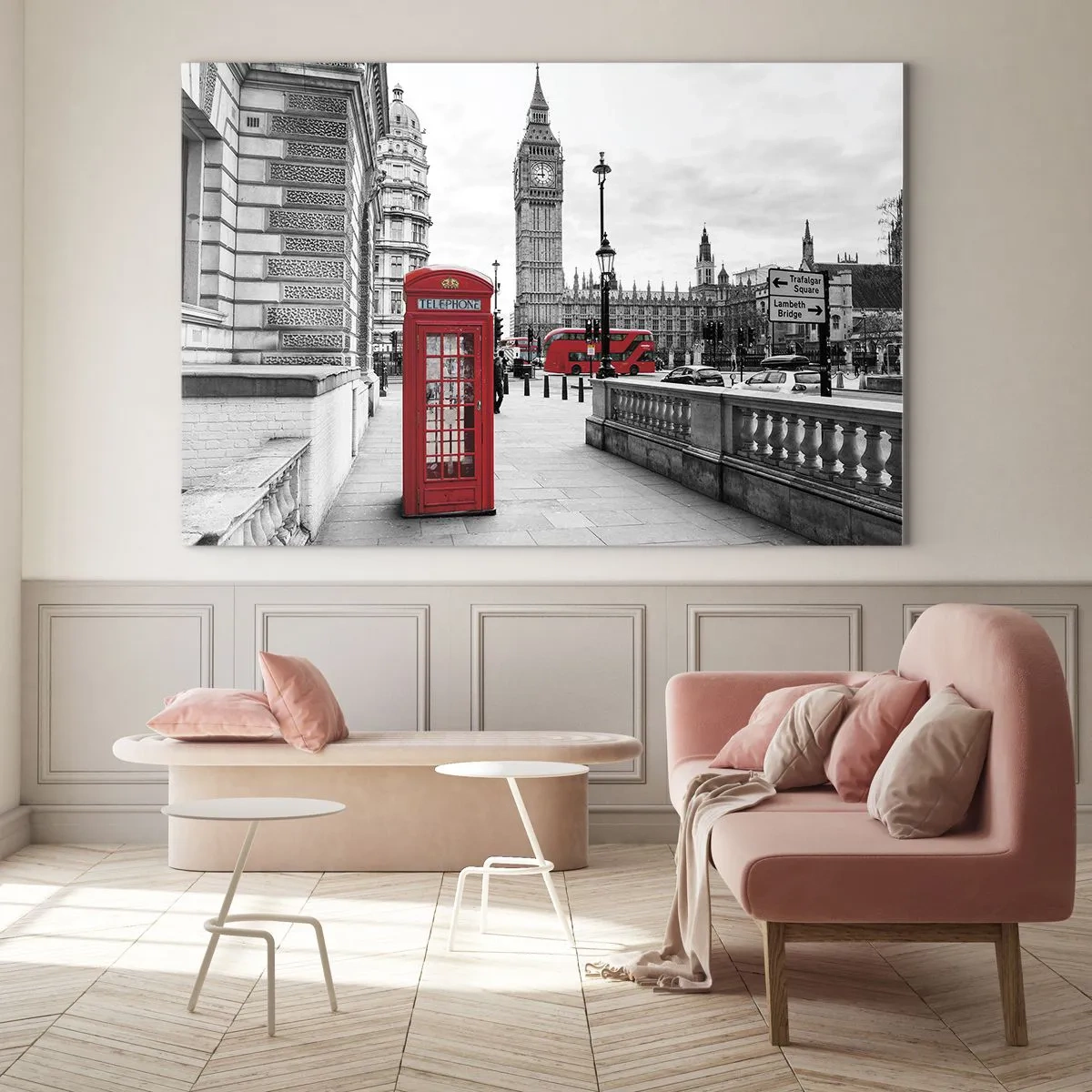 Glasbild - Bild auf glas - Schwarz-weißes London mit einer roten Telefonzelle und einem Bus - 100x70cm - London, ohne Zweifel - Moderne Wanddekoration für Wohnzimmer und Schlafzimmer ARTTOR