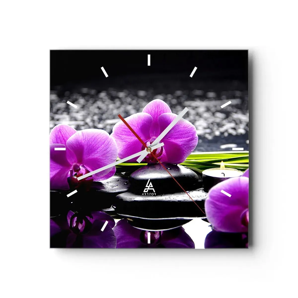 Wanduhr - Glasuhr - Lila Orchideen vor einem Hintergrund aus Steinen und Kerzen in einer entspannenden Umgebung - 30x30cm - In Ruhe ertrinken - Moderne Wanddekoration für Wohnzimmer und Schlafzimmer ARTTOR
