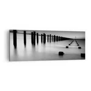 Bild auf Leinwand - Leinwandbild - Im Wasser versunkene Holzpfähle und Betonblöcke in Schwarz-Weiß-Tönen - 140x50cm - Graue Distanz im Nebel - Moderne Wanddekoration für Wohnzimmer und Schlafzimmer ARTTOR