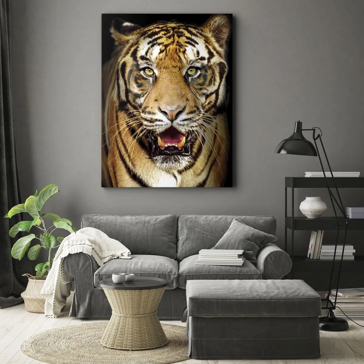 Bild auf Leinwand - Leinwandbild - Ein Tiger mit offenem Maul auf schwarzem Hintergrund - 80x120cm - Wild im Herzen - Moderne Wanddekoration für Wohnzimmer und Schlafzimmer ARTTOR