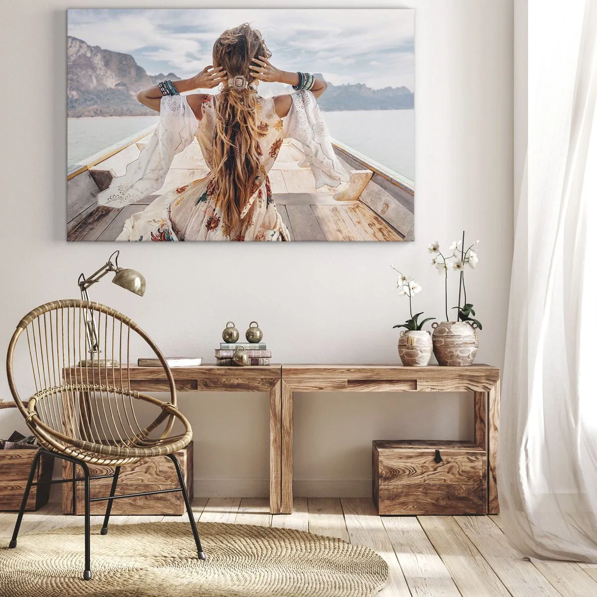 Bild auf Leinwand - Leinwandbild - Frau auf einem Boot mit Blick auf die Berge und das Wasser, Boho-Stil - 120x80cm - Auf dem Weg zum Glück - Moderne Wanddekoration für Wohnzimmer und Schlafzimmer ARTTOR