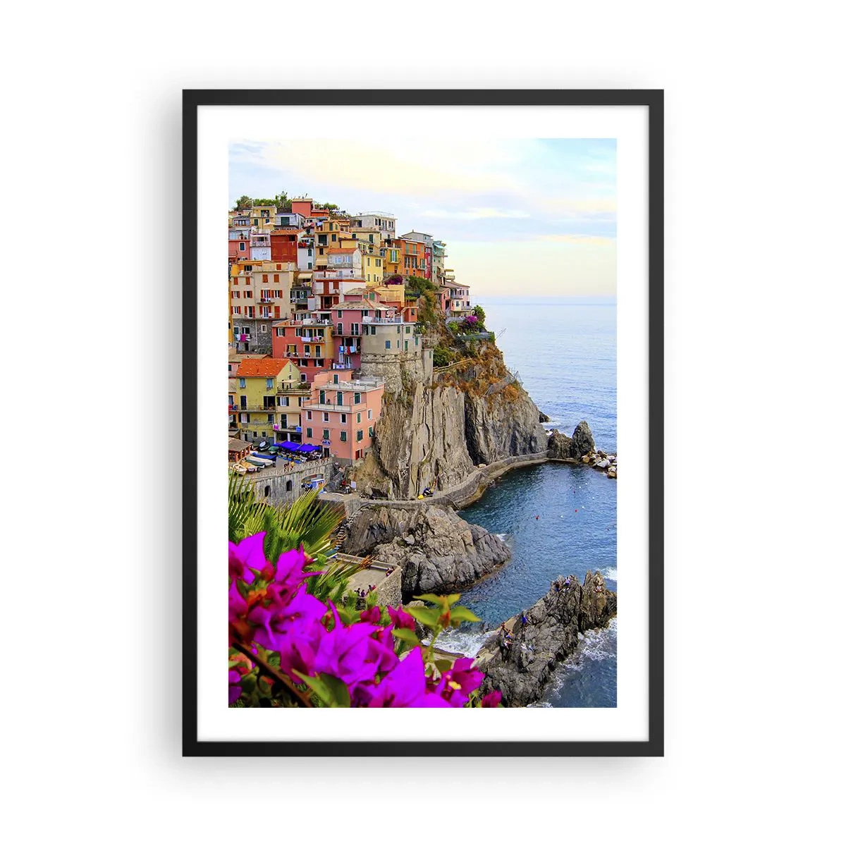 Poster in einem schwarzem Rahmen - Blick auf farbenfrohe Gebäude auf einer Klippe über dem Meer - 50x70cm - Lachende Stadt - Moderne Wanddekoration für Wohnzimmer und Schlafzimmer ARTTOR