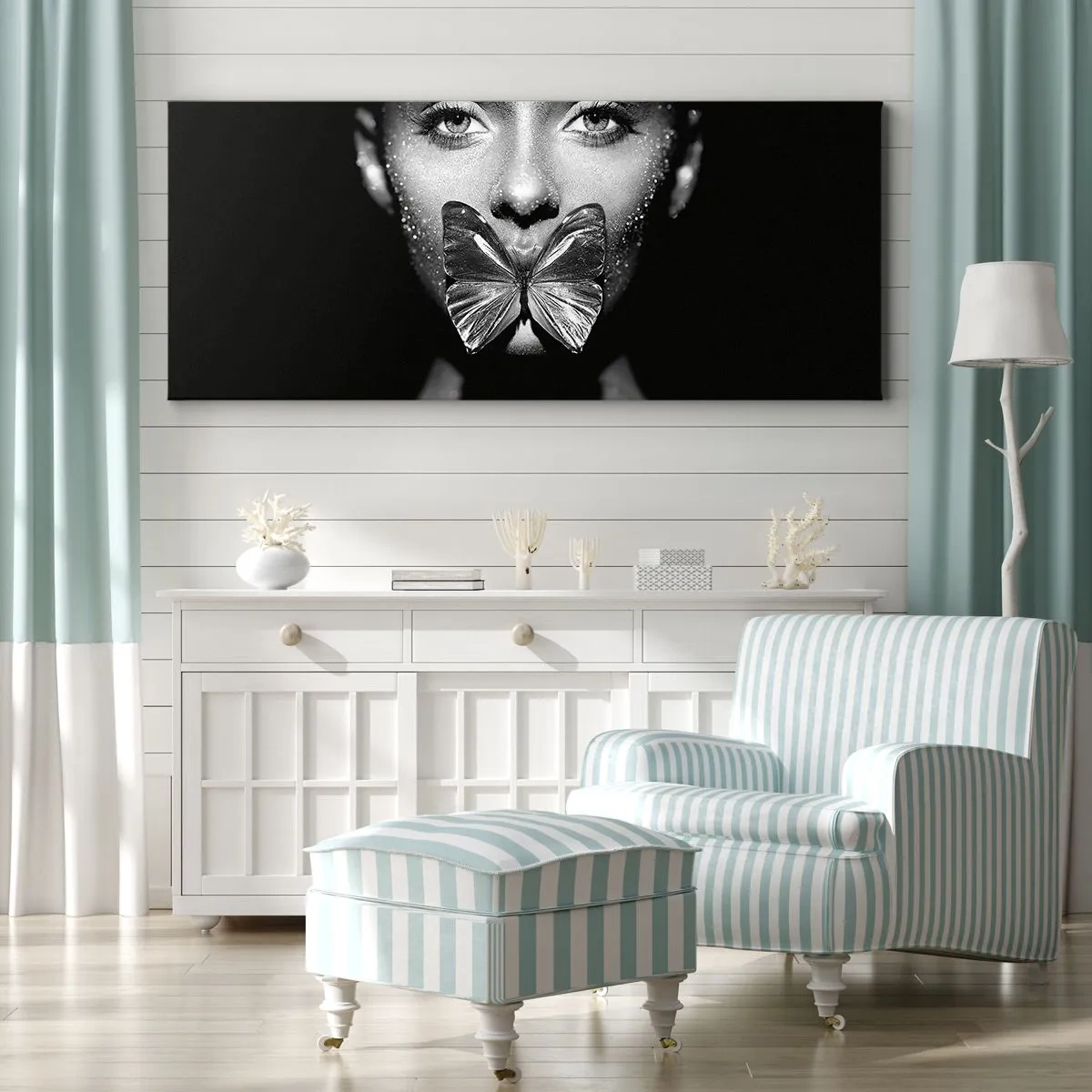 Bild auf Leinwand - Leinwandbild - Schwarz-weißes Frauengesicht mit einem Schmetterling auf den Lippen - 140x50cm - Schmetterlingskuss - Moderne Wanddekoration für Wohnzimmer und Schlafzimmer ARTTOR