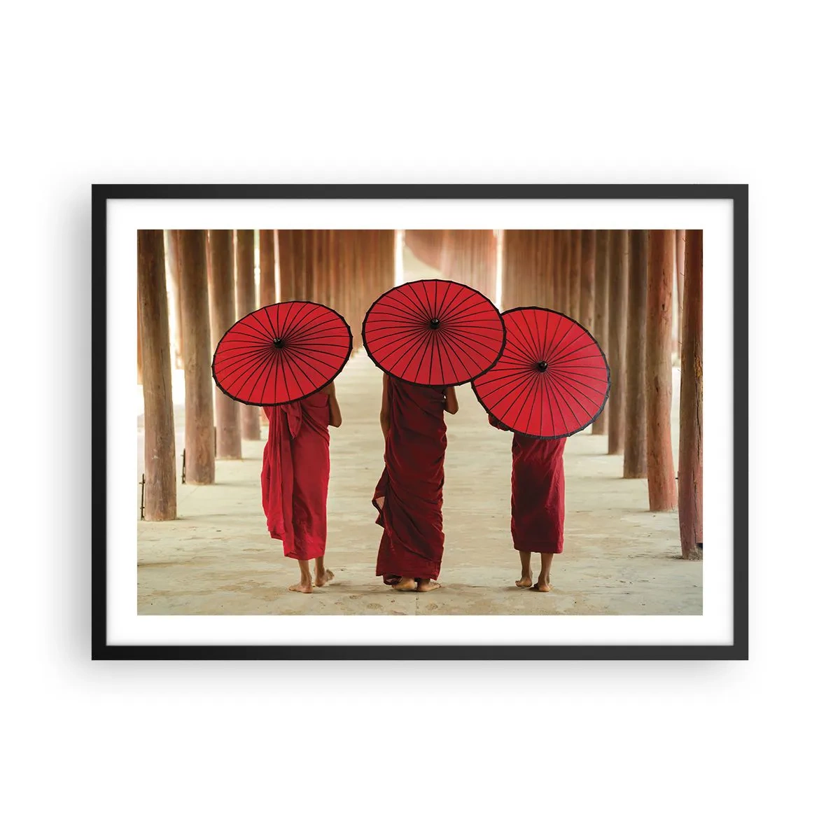 Poster in einem schwarzem Rahmen - Drei Mönche mit roten Regenschirmen in traditioneller Architektur - 70x50cm - Auf dem Weg ins Reine Land - Moderne Wanddekoration für Wohnzimmer und Schlafzimmer ARTTOR
