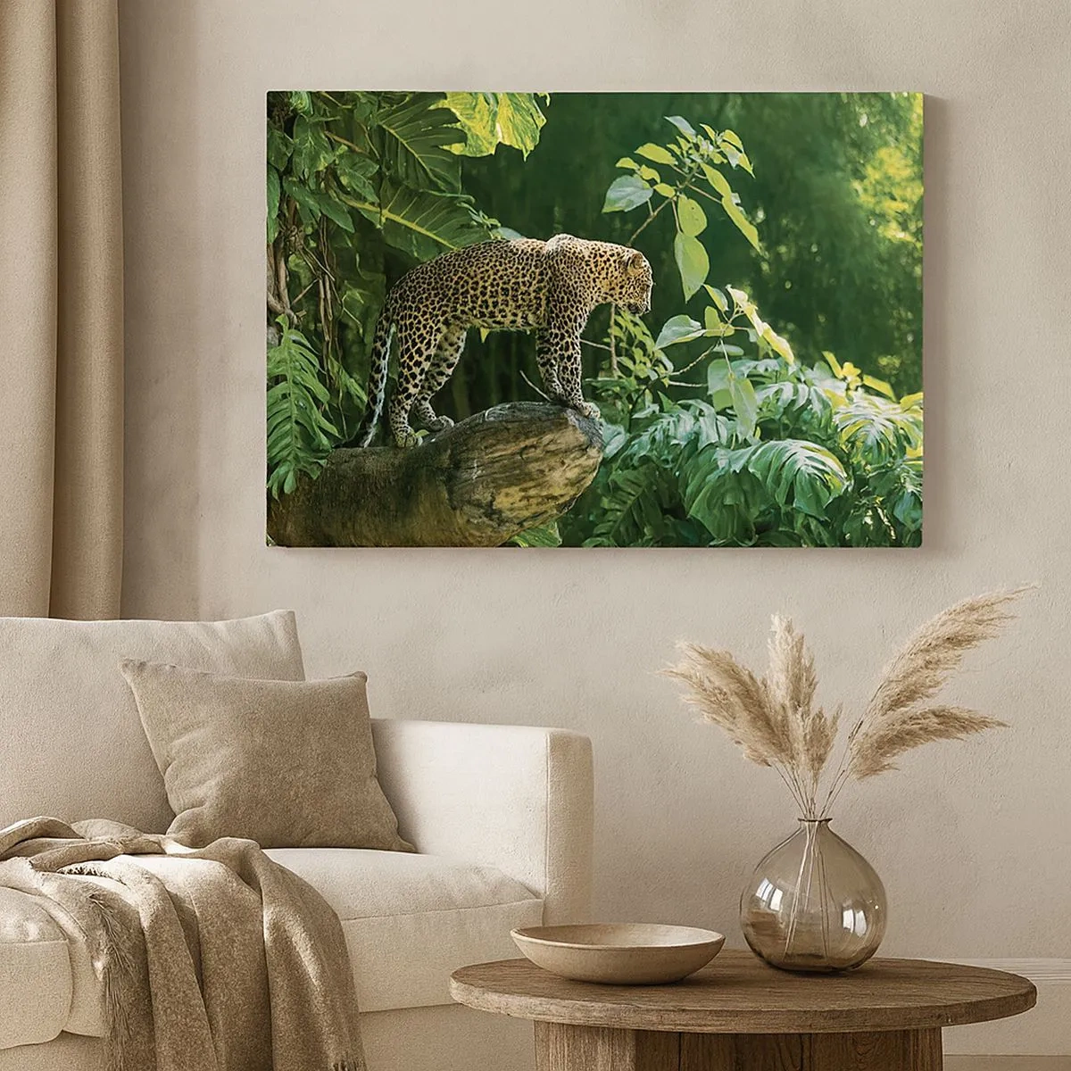 Bild auf Leinwand - Leinwandbild - Ein Leopard steht auf einem Felsen, umgeben von tropischer Vegetation - 70x50cm - Auf die Jagd? - Moderne Wanddekoration für Wohnzimmer und Schlafzimmer ARTTOR