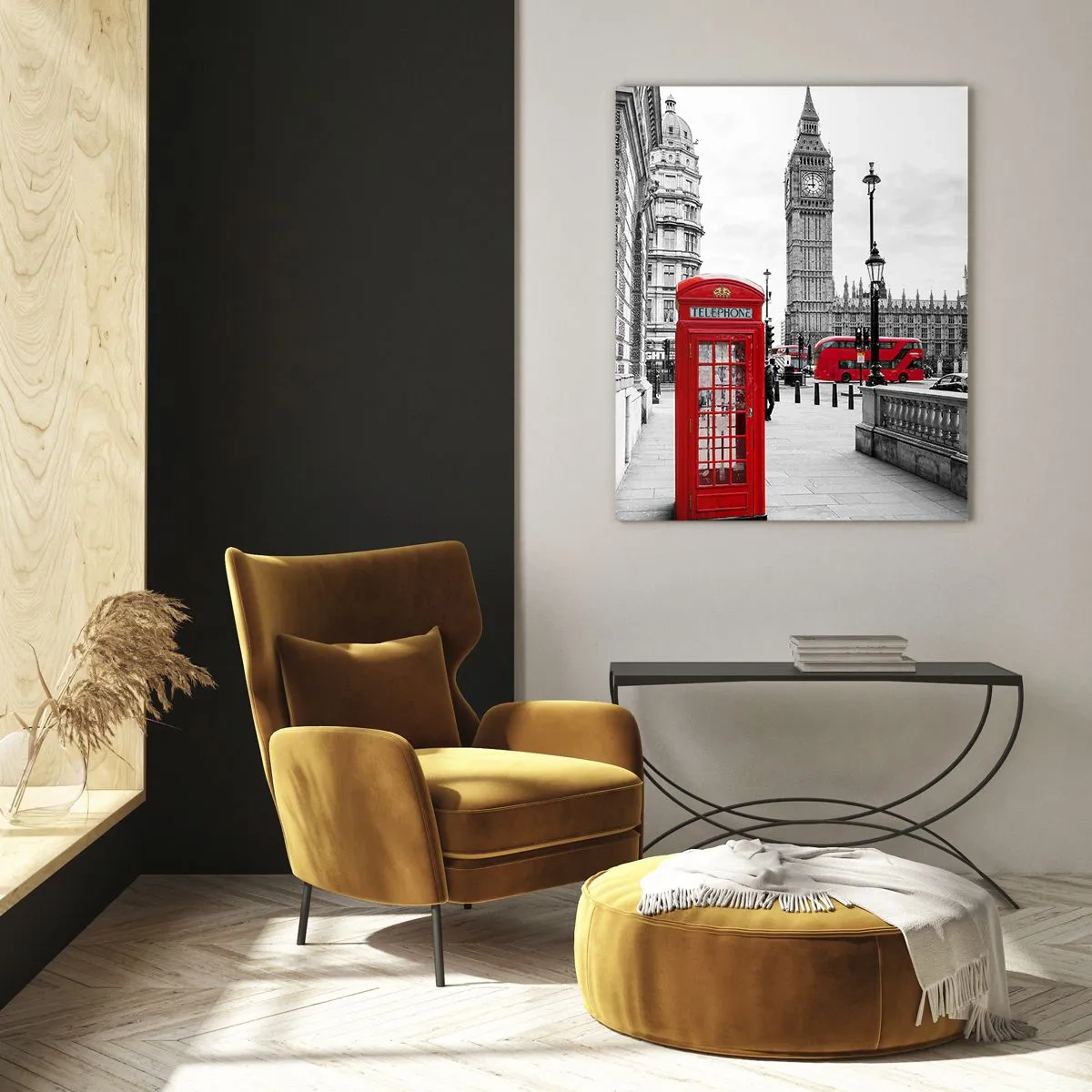 Glasbild - Bild auf glas - Schwarz-weißes London mit einer roten Telefonzelle und einem Bus - 50x70cm - London, ohne Zweifel - Moderne Wanddekoration für Wohnzimmer und Schlafzimmer ARTTOR