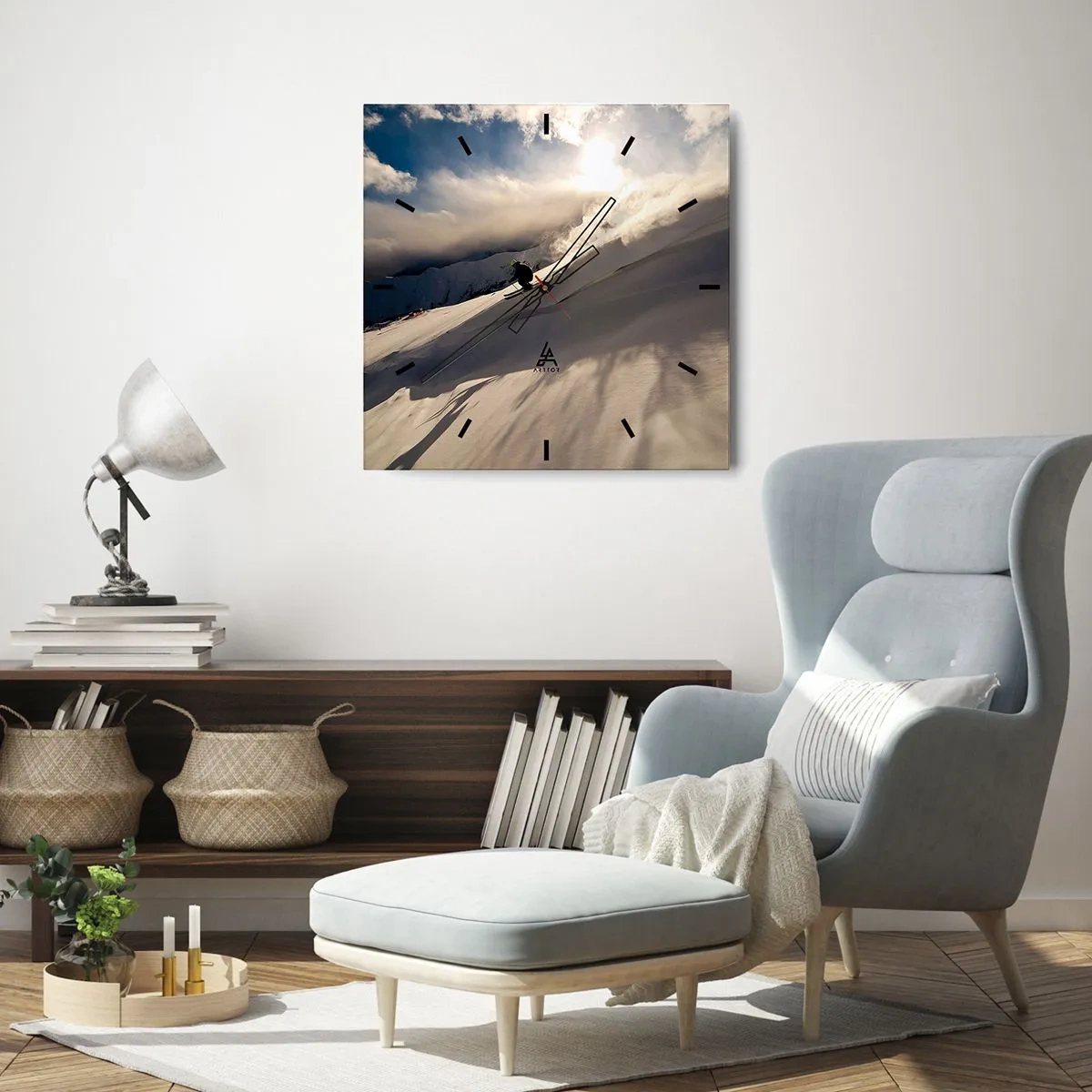 Wanduhr - Glasuhr - Ein Skifahrer auf einer Piste, umgeben von Bergen und Schnee - 30x30cm - Bergherausforderung angenommen - Moderne Wanddekoration für Wohnzimmer und Schlafzimmer ARTTOR