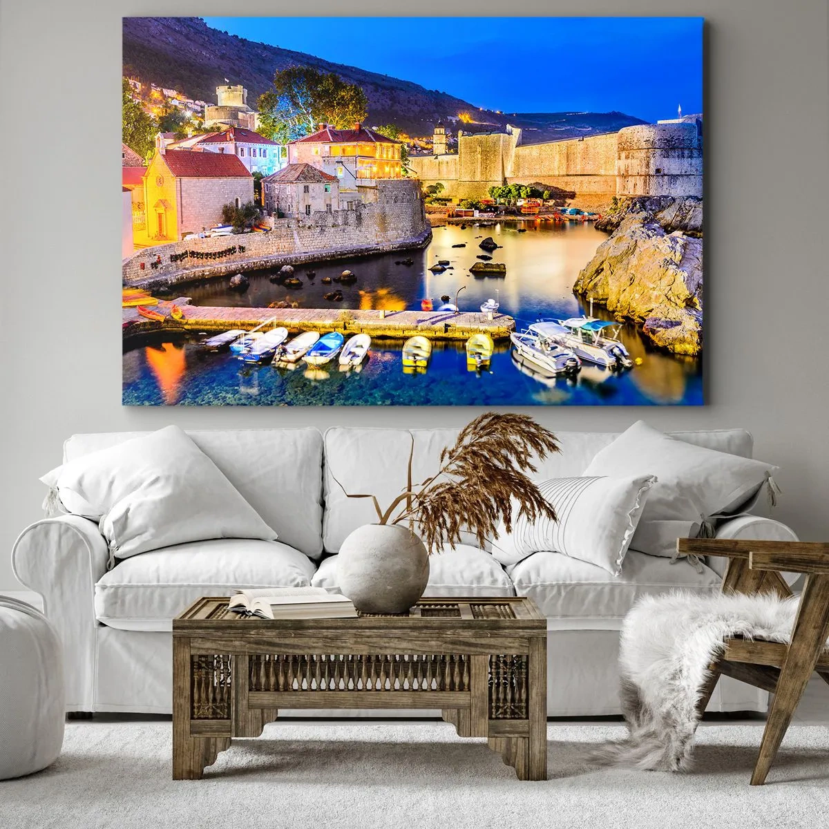 Bild auf Leinwand - Leinwandbild - Ein malerischer Hafen bei Nacht mit beleuchteten Gebäuden - 70x50cm - Beleuchtete Nacht an der Adria - Moderne Wanddekoration für Wohnzimmer und Schlafzimmer ARTTOR
