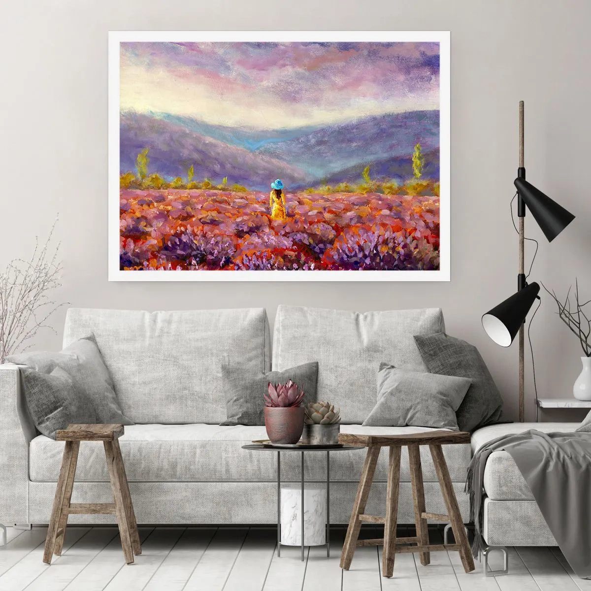 Poster - Eine Frau mit Hut geht durch ein Lavendelfeld. - 100x70cm - In einer Lavendelwelt - Moderne Wanddekoration für Wohnzimmer und Schlafzimmer ARTTOR