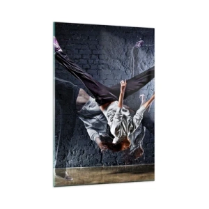 Glasbild - Bild auf glas - Eine Tänzerin bei einem dynamischen Sprung gegen eine Ziegelmauer - 80x120cm - Straßenstar - Moderne Wanddekoration für Wohnzimmer und Schlafzimmer ARTTOR