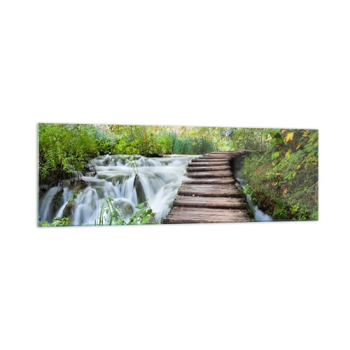 Glasbild - Bild auf glas - Eine Holzbrücke über einen Wasserfall, umgeben von üppigem grünen Wald. - 160x50cm - Das Wasser ist überhaupt nicht ruhig - Moderne Wanddekoration für Wohnzimmer und Schlafzimmer ARTTOR