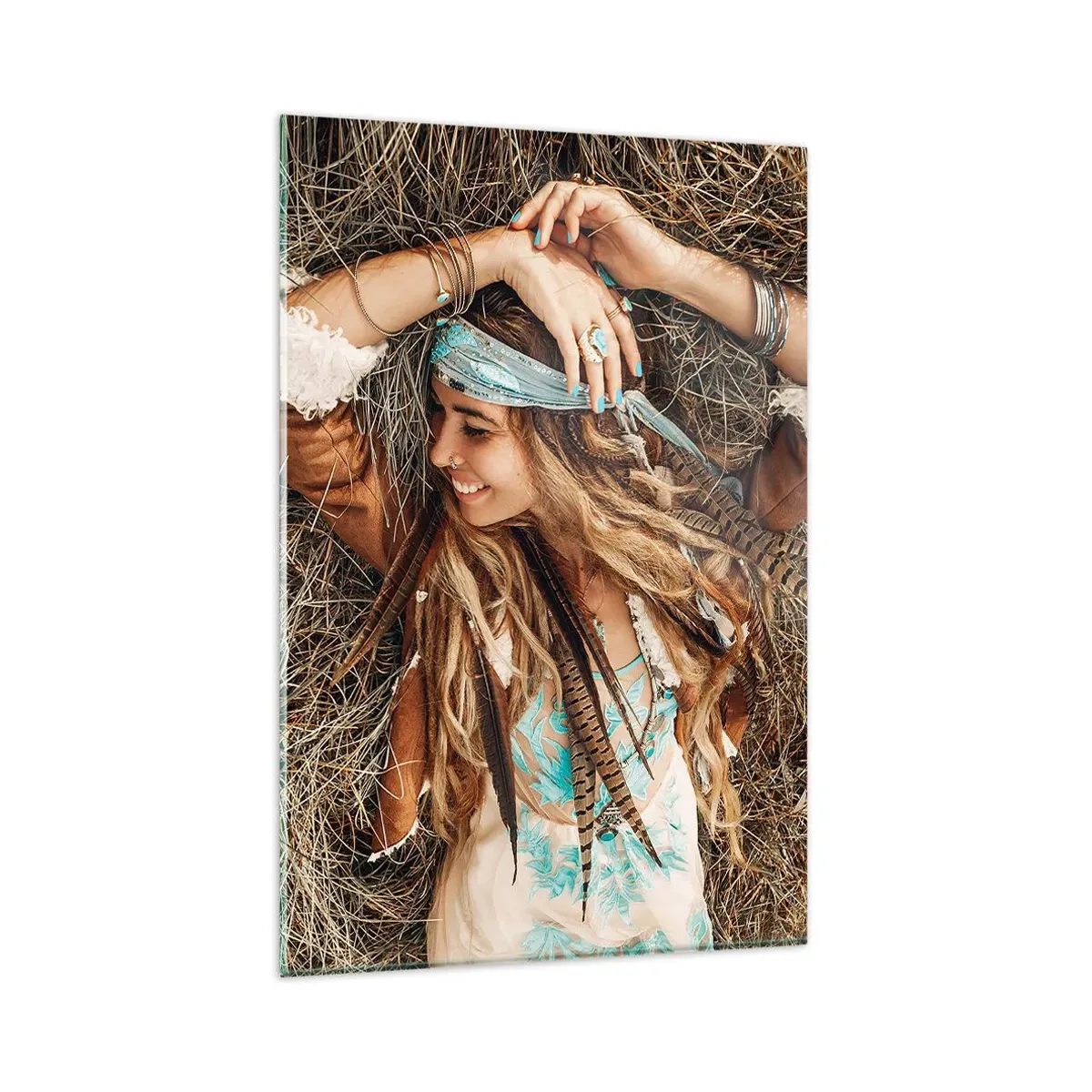 Glasbild - Bild auf glas - Frau im Boho-Stil liegt auf Heu - 80x120cm - Auf dem Weg in den Sommer der Liebe - Moderne Wanddekoration für Wohnzimmer und Schlafzimmer ARTTOR
