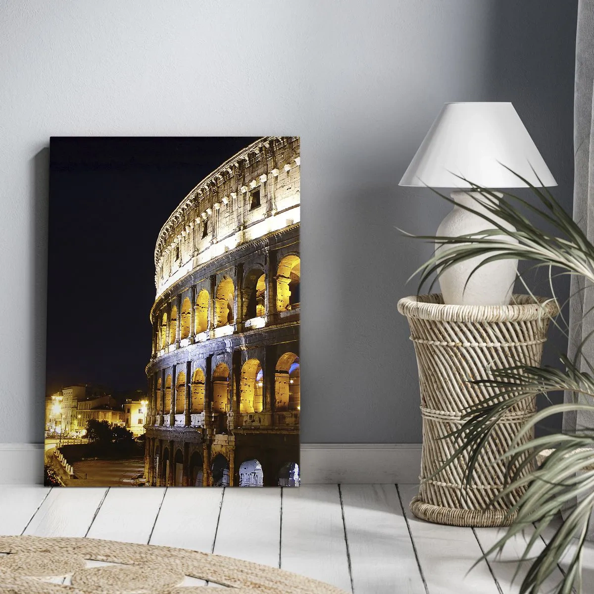 Bild auf Leinwand - Leinwandbild - Das Kolosseum in Rom ist nachts von Lichtern beleuchtet - 50x70cm - Es ist Zeit, die Spiele zu beginnen - Moderne Wanddekoration für Wohnzimmer und Schlafzimmer ARTTOR