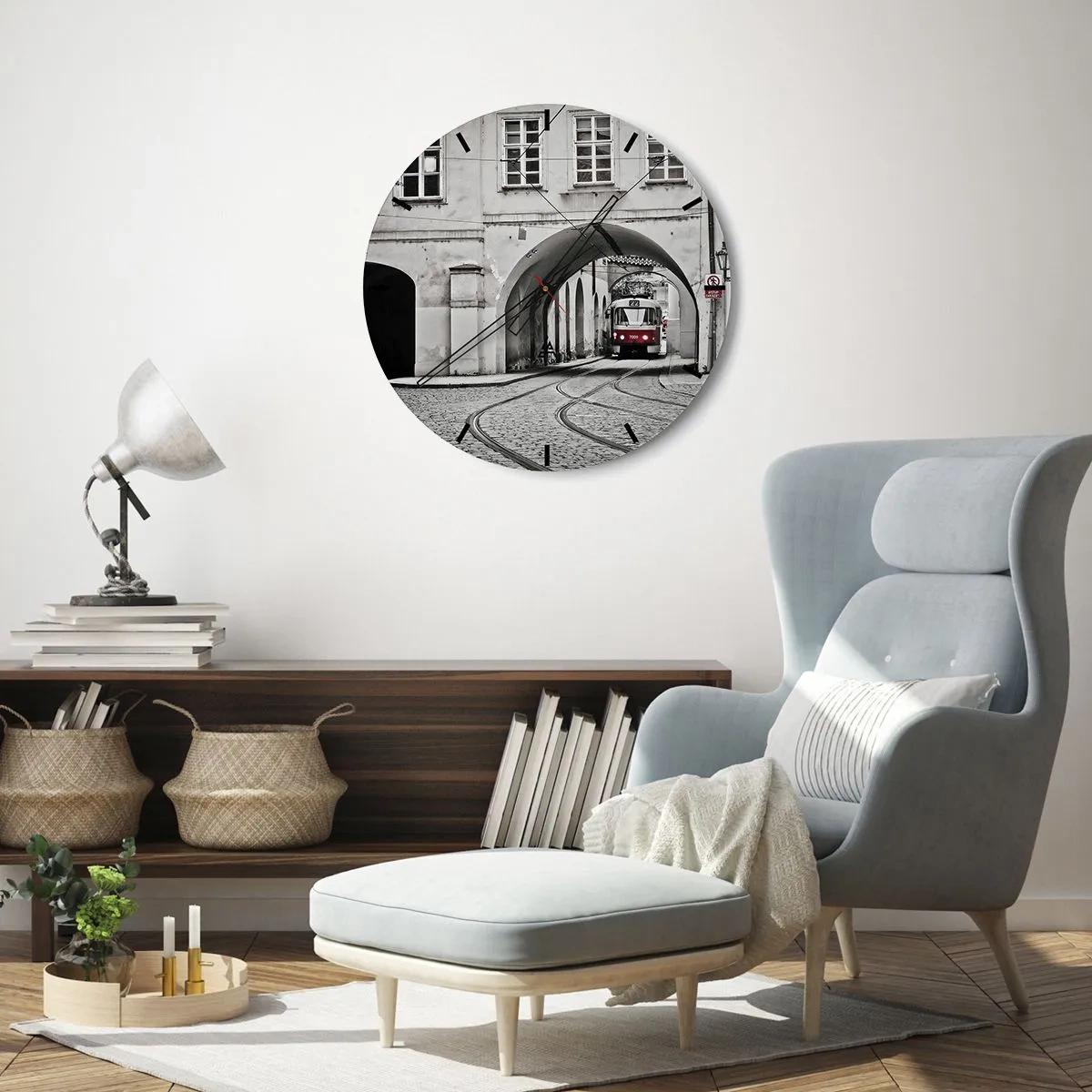 Wanduhr - Glasuhr - Eine Straßenbahn, die im monochromen Stil durch einen Bogen fährt. - 30x30cm - Durch das Stadtlabyrinth - Moderne Wanddekoration für Wohnzimmer, Küche und Schlafzimmer ARTTOR