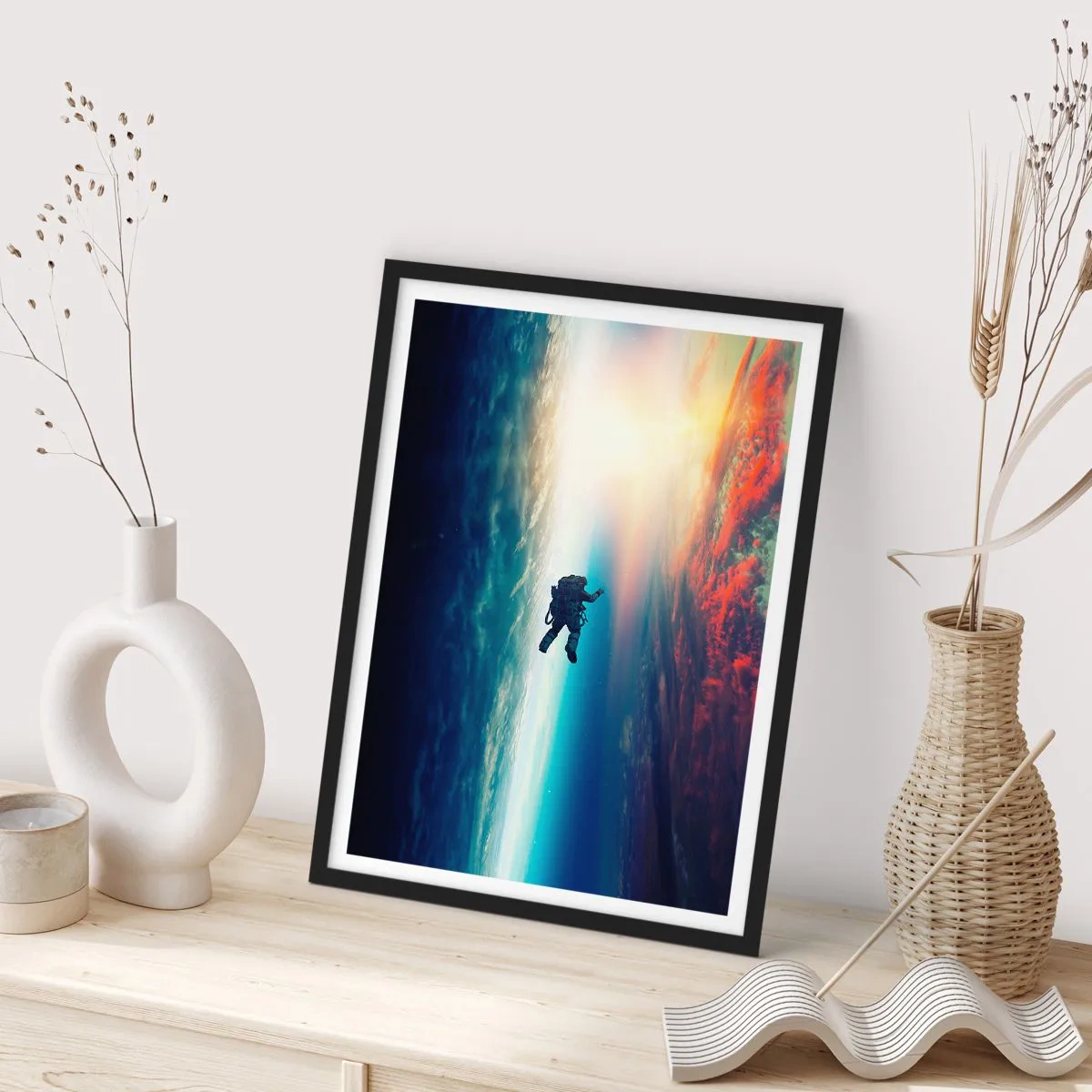 Poster in einem schwarzem Rahmen - Astronaut im Weltraum mit der Erde und der Sonne im Hintergrund - 50x70cm - Sich dem Universum stellen - Moderne Wanddekoration für Wohnzimmer und Schlafzimmer ARTTOR