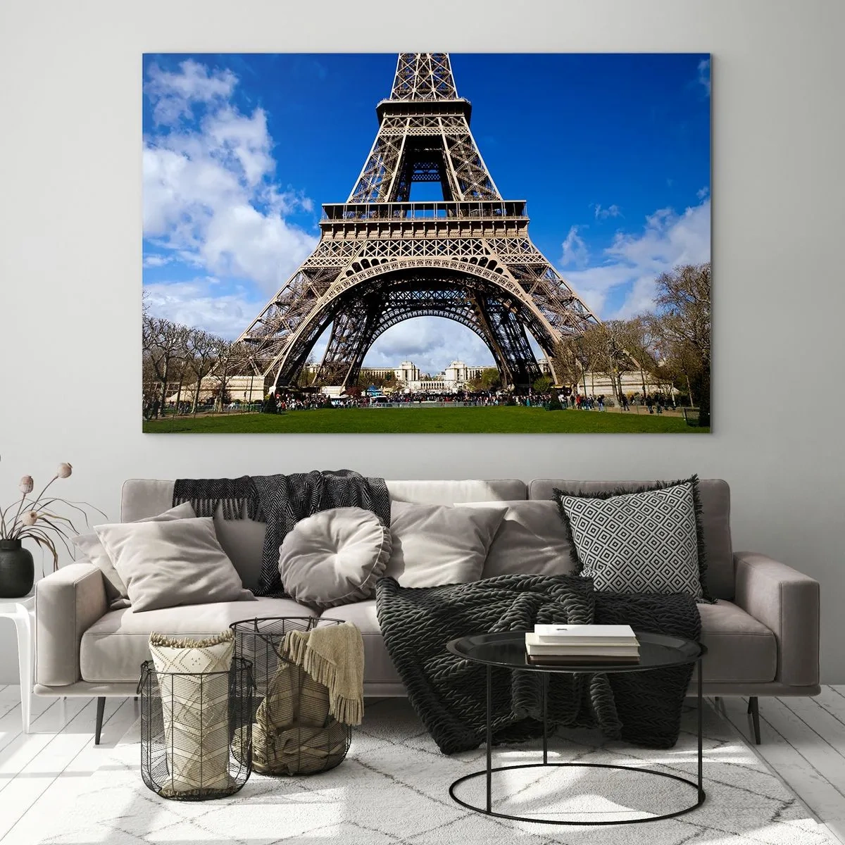 Glasbild - Bild auf glas - Der Eiffelturm vor blauem Himmel - 120x80cm - Ganz Paris zu ihren Füßen - Moderne Wanddekoration für Wohnzimmer und Schlafzimmer ARTTOR