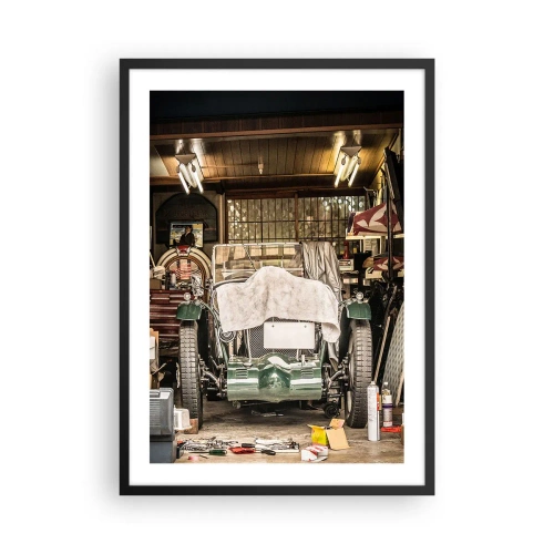 Poster in einem schwarzem Rahmen - Ein Oldtimer in einer Garage, umgeben von Werkzeugen - 50x70cm - Zurück in die Vergangenheit - Moderne Wanddekoration für Wohnzimmer und Schlafzimmer ARTTOR