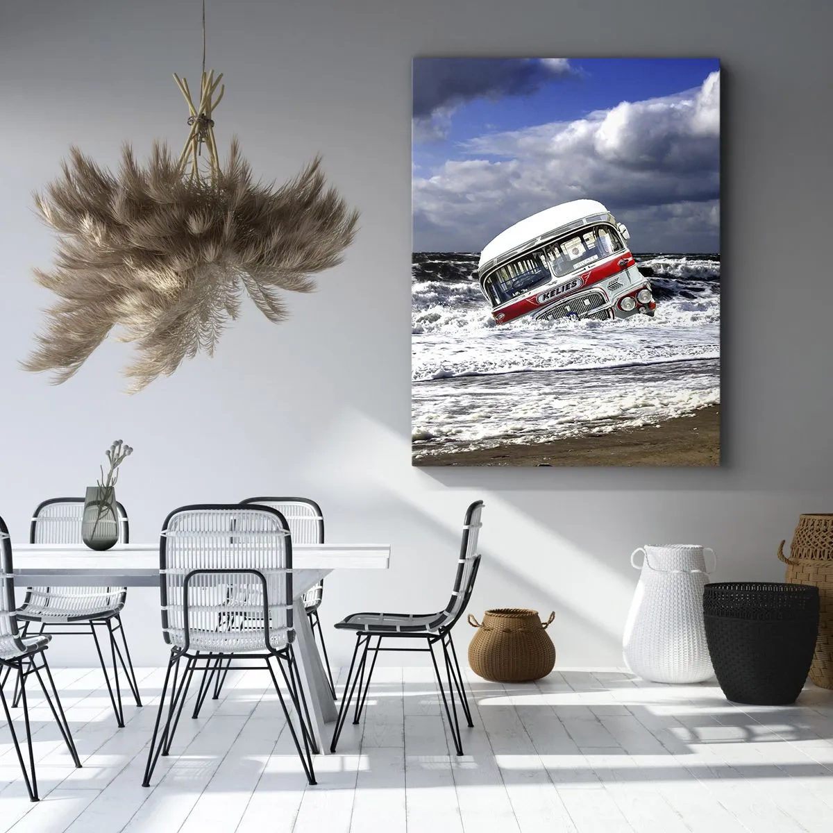 Bild auf Leinwand - Leinwandbild - Ein versunkener Bus am Strand inmitten von Wellen und rauer See - 50x70cm - Und was stehst du so erstaunt? - Moderne Wanddekoration für Wohnzimmer und Schlafzimmer ARTTOR