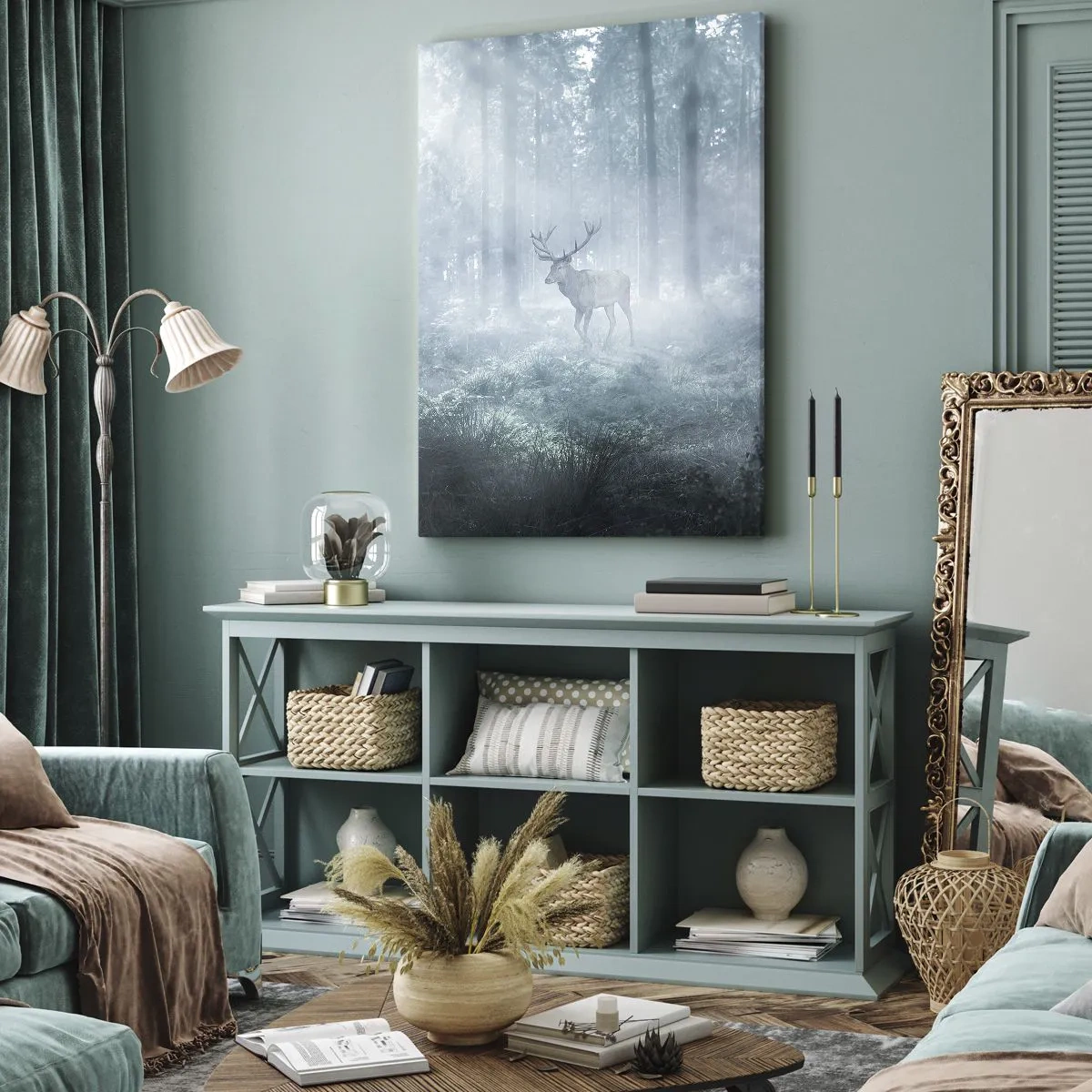 Bild auf Leinwand - Leinwandbild - Ein Hirsch in einem dichten Wald, eingehüllt in Morgennebel - 80x120cm - Morgenvisite auf dem Grundstück - Moderne Wanddekoration für Wohnzimmer und Schlafzimmer ARTTOR