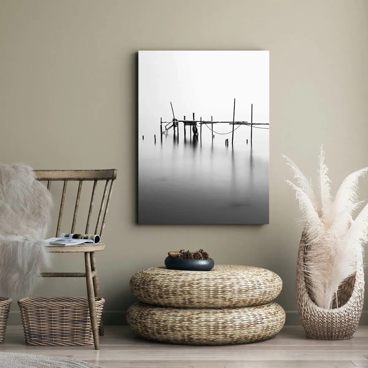Bild auf Leinwand - Leinwandbild - Ein schwarz-weißer Steg inmitten einer nebligen Landschaft - 70x100cm - Was ist, wenn es keine Welt gibt? - Moderne Wanddekoration für Wohnzimmer und Schlafzimmer ARTTOR