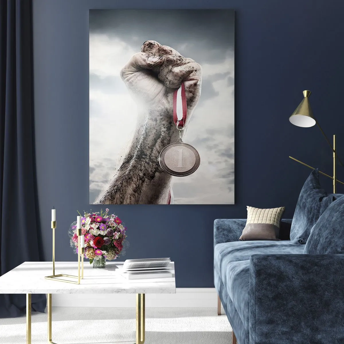 Glasbild - Bild auf glas - Eine erhobene Hand mit einer Medaille vor einem bewölkten Himmel - 80x120cm - Per aspera ad astra - Moderne Wanddekoration für Wohnzimmer und Schlafzimmer ARTTOR