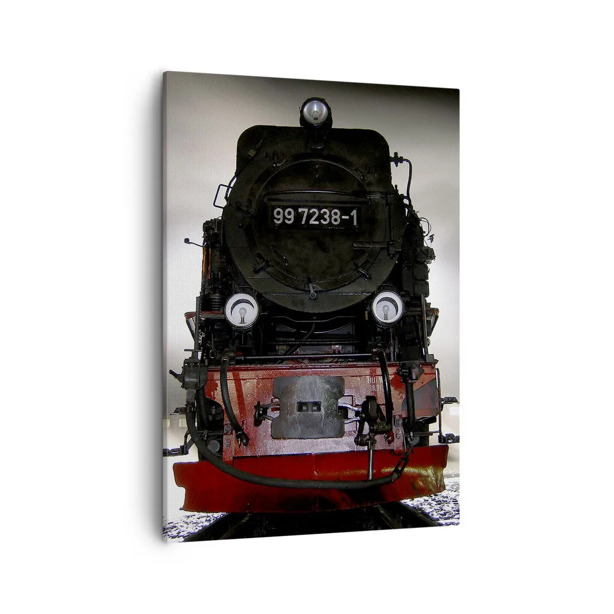 Bild auf Leinwand - Leinwandbild - Eine Dampflokomotive, umgeben von Dampf vor einem dunklen Himmel in einer stimmungsvollen Umgebung - 50x70cm - Er steht und keucht, seufzt und pustet - Moderne Wanddekoration für Wohnzimmer und Schlafzimmer ARTTOR