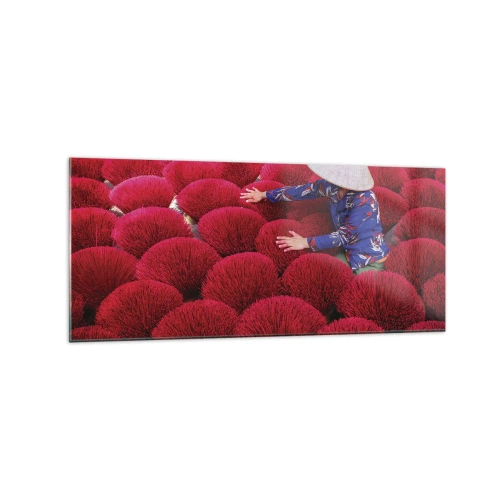 Glasbild - Bild auf glas - Eine Frau mit traditionellem Hut zwischen roten Räucherstäbchen - 120x50cm - Im Reisfeld - Moderne Wanddekoration für Wohnzimmer und Schlafzimmer ARTTOR