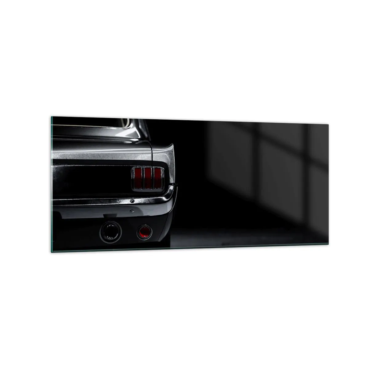 Glasbild - Bild auf glas - Ein Schwarzweißbild des Hecks eines Oldtimers vor dunklem Hintergrund. - 120x50cm - Charme des Klassikers - Moderne Wanddekoration für Wohnzimmer und Schlafzimmer ARTTOR