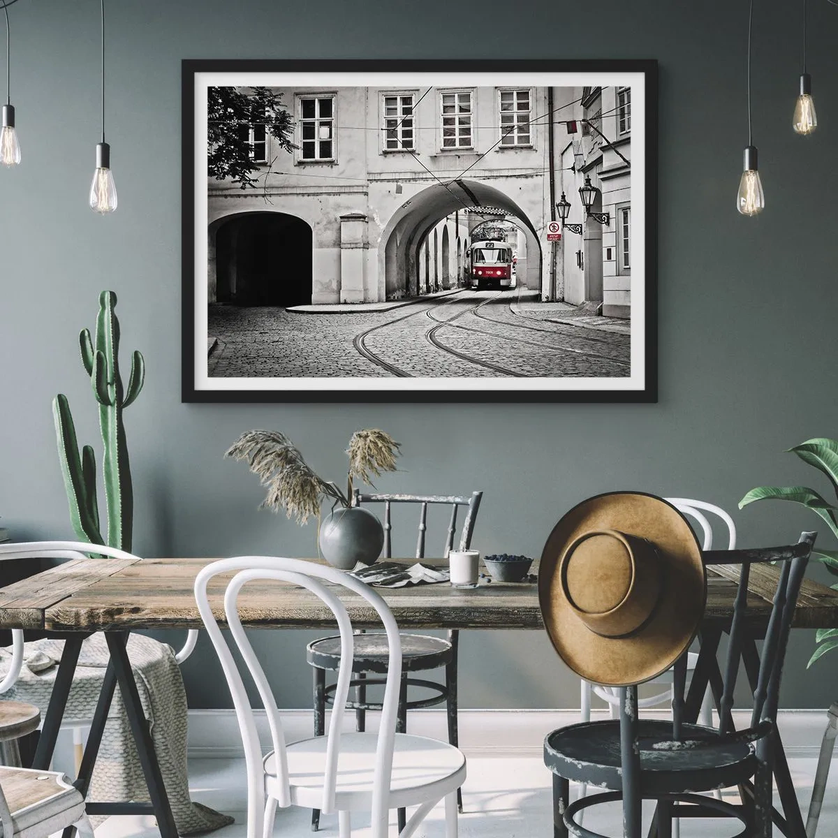 Poster in einem schwarzem Rahmen - Eine schwarz-weiße Straßenbahn in einer historischen Stadtstraße - 70x50cm - Durch das Stadtlabyrinth - Moderne Wanddekoration für Wohnzimmer und Schlafzimmer ARTTOR