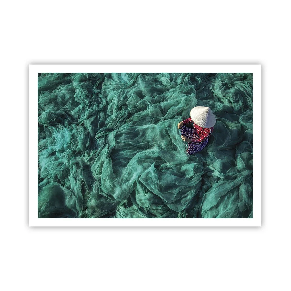 Poster - Eine Person mit Hut zwischen grünen Fischernetzen - 100x70cm - In einem Meer aus Netzen - Moderne Wanddekoration für Wohnzimmer und Schlafzimmer ARTTOR