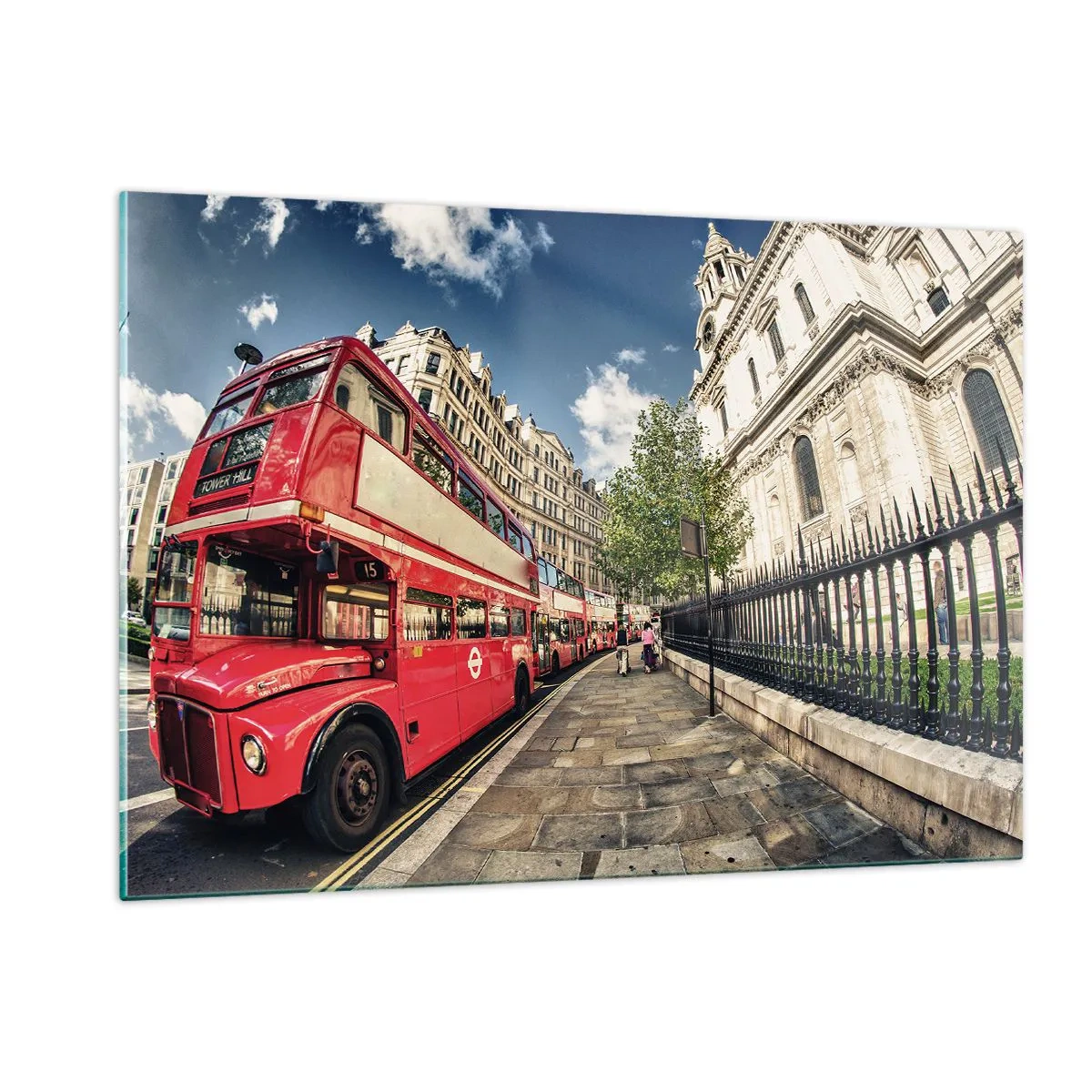 Glasbild - Bild auf glas - Ein roter Doppeldeckerbus in einer städtischen Umgebung - 120x80cm - Londoner Straße in Grau und Rot - Moderne Wanddekoration für Wohnzimmer und Schlafzimmer ARTTOR