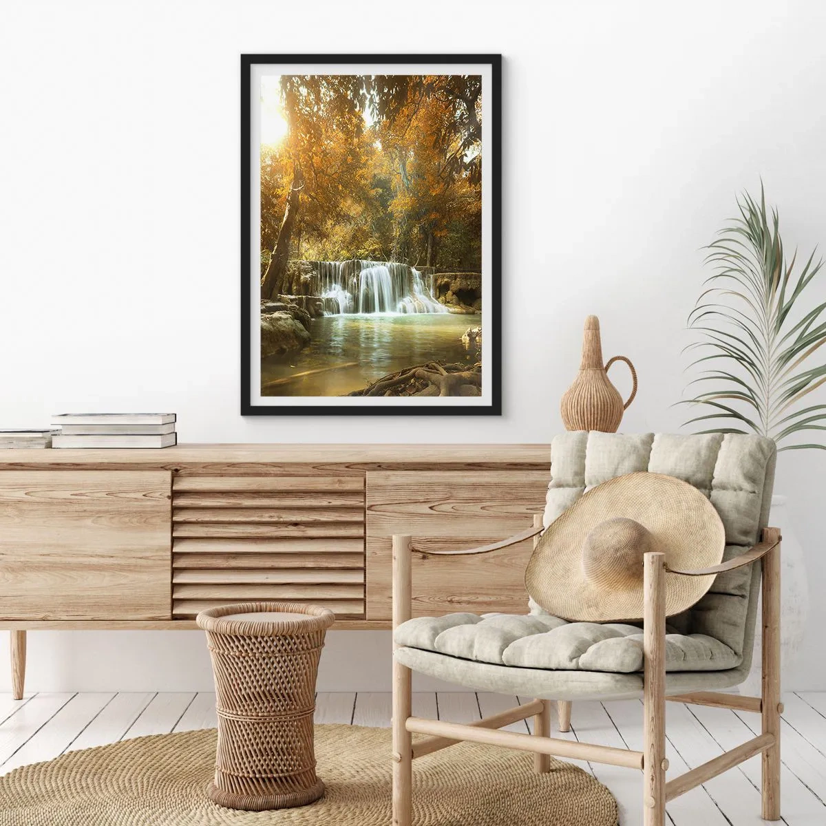 Poster in einem schwarzem Rahmen - Herbstlicher Wasserfall im Sonnenlicht - 50x70cm - Parkkaskade - Moderne Wanddekoration für Wohnzimmer und Schlafzimmer ARTTOR