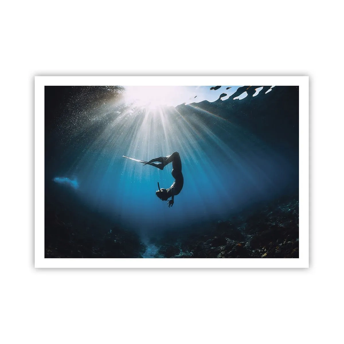 Poster - Ein Taucher, der in einem Lichtstrahl unter Wasser schwimmt - 100x70cm - Tanz unter Wasser - Moderne Wanddekoration für Wohnzimmer und Schlafzimmer ARTTOR