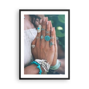 Poster in einem schwarzem Rahmen - Mit Schmuck im Boho-Stil verzierte Hände - 50x70cm - Willkommen im Zentrum des Seins - Moderne Wanddekoration für Wohnzimmer und Schlafzimmer ARTTOR