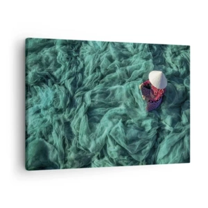 Bild auf Leinwand - Leinwandbild - Eine Person mit Hut zwischen grünen Fischernetzen - 70x50cm - In einem Meer aus Netzen - Moderne Wanddekoration für Wohnzimmer und Schlafzimmer ARTTOR