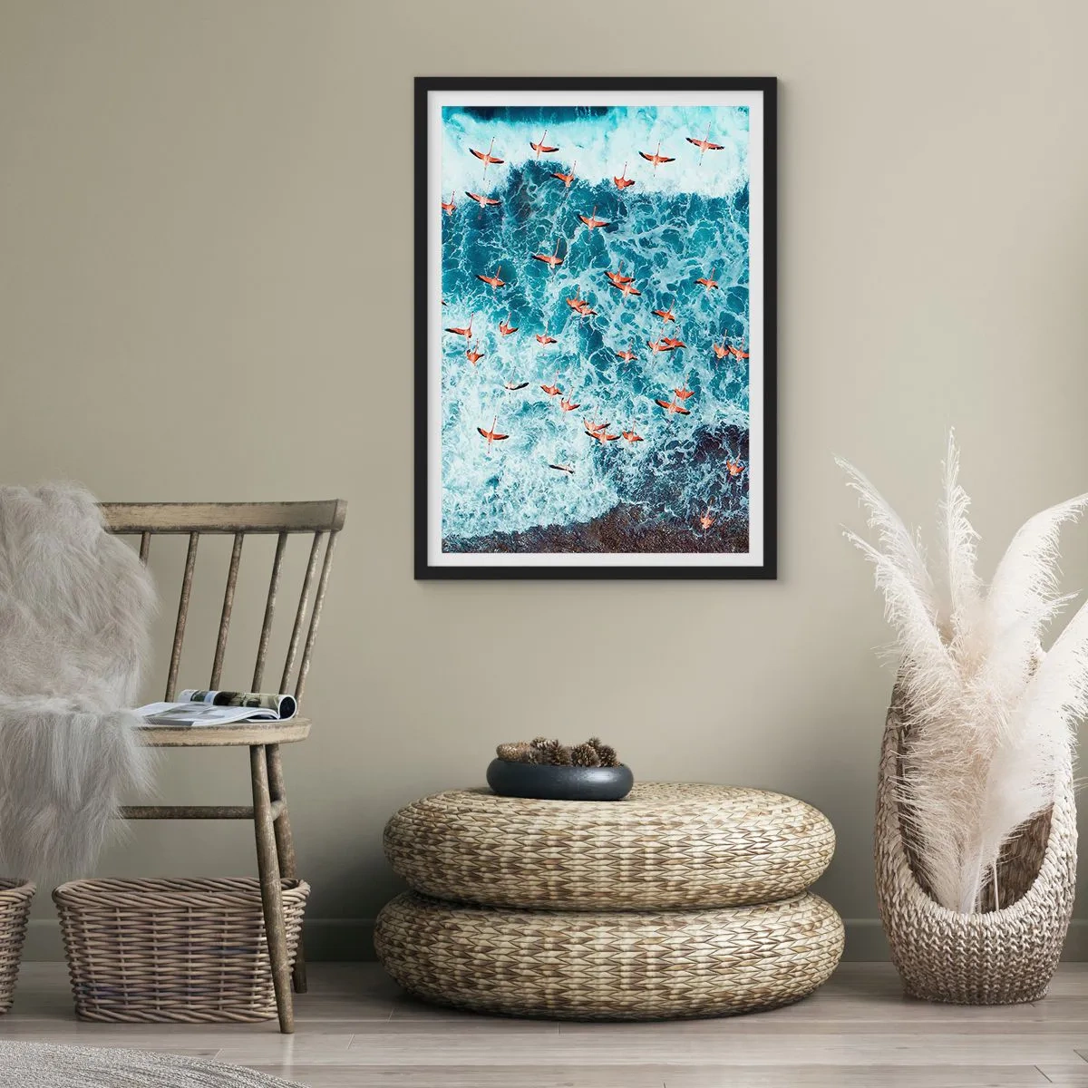 Poster in einem schwarzem Rahmen - Flamingos über den Meereswellen in intensiven Farben - 50x70cm - Die Küstenparade - Moderne Wanddekoration für Wohnzimmer und Schlafzimmer ARTTOR