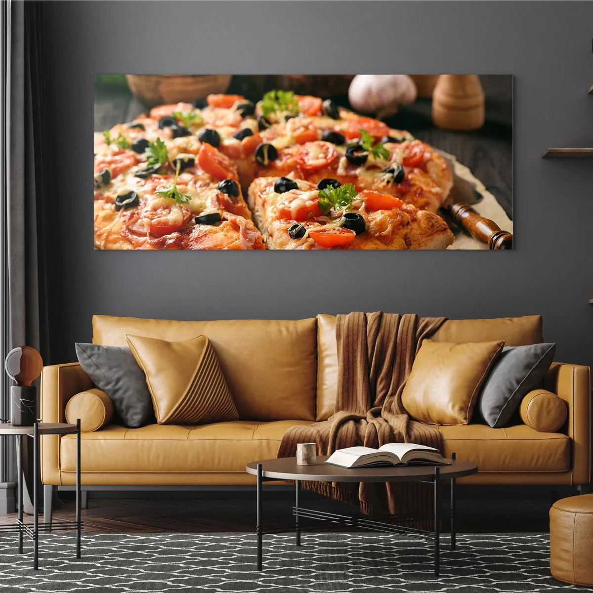 Glasbild - Bild auf glas - Pizza mit Tomaten, Oliven und frischen Kräutern auf dem Tisch - 140x50cm - Du bist schon wieder davongekommen - Moderne Wanddekoration für Wohnzimmer und Schlafzimmer ARTTOR