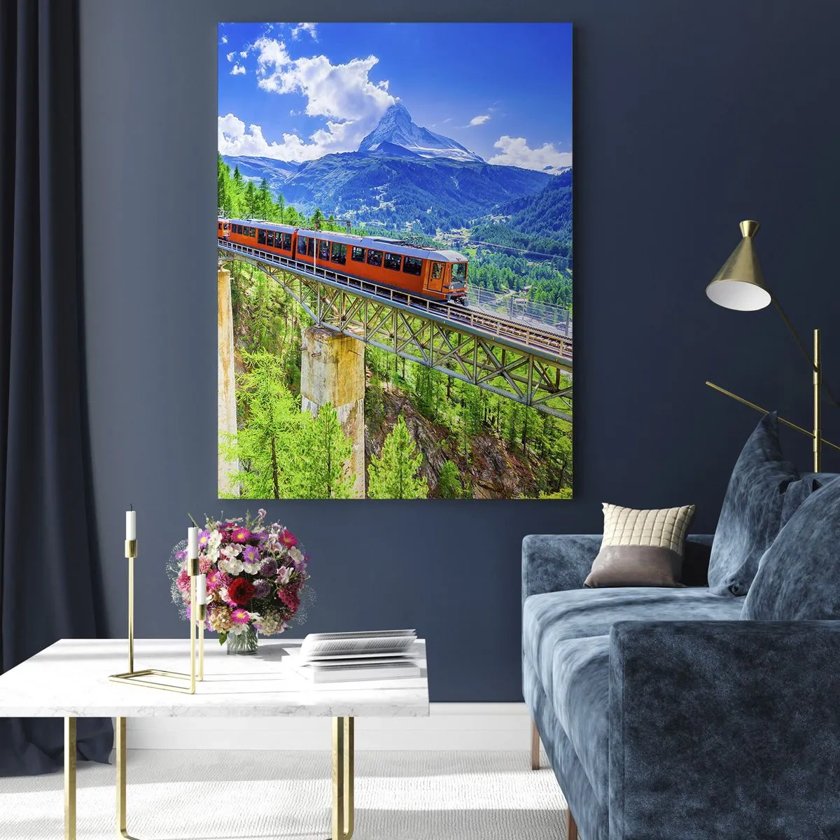 Glasbild - Bild auf glas - Eine Achterbahn auf einer Brücke mit Blick auf einen Wasserfall und Berge - 80x120cm - Jetzt sind Alpen dran - Moderne Wanddekoration für Wohnzimmer und Schlafzimmer ARTTOR