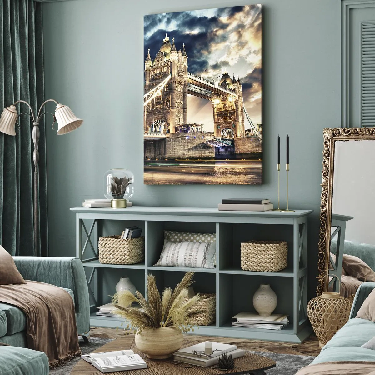Bild auf Leinwand - Leinwandbild - Tower Bridge in der Abenddämmerung vor einem dynamischen Himmel - 70x100cm - Denkmal des viktorianischen Imperiums - Moderne Wanddekoration für Wohnzimmer und Schlafzimmer ARTTOR